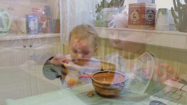 Sup. Ребенок кушает самостоятельно ложкой, 1,5 года.