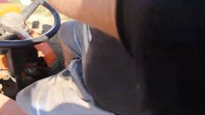 маленькая дороботка картофелекопалки китайского ременного минитрактора.mp4