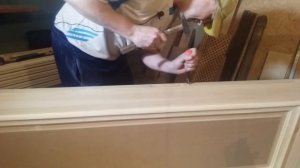 установка ручки и завертки  в межкомнатную дверь
