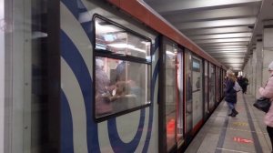 Электропоезд МОСКВА-2020 на станции Академическая