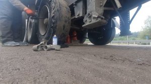 работа на тонаре:замена колеса в дороге!!!