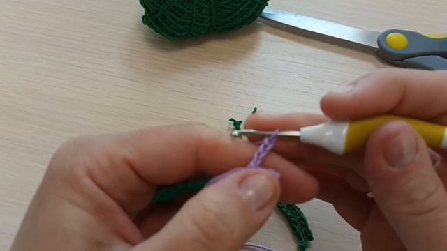 Мастер час. Вязаная брошь «Лаванда»