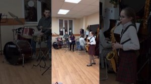 Юрий Саульский «Черный кот»исполняет Вождаева Вероника-саксофон