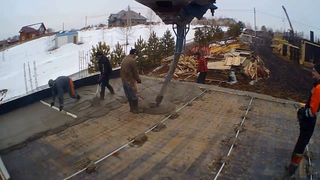 заливка бетонной стяжки, видео со стрелы бетононасоса.