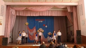 Танец под песню "Lovely"