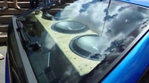 Мощный саб качает авто.