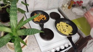 жареный картошка с лисичками