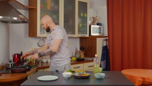 Тунец  с теплым салатом из шпината и авокадо(жарить 2 мин)