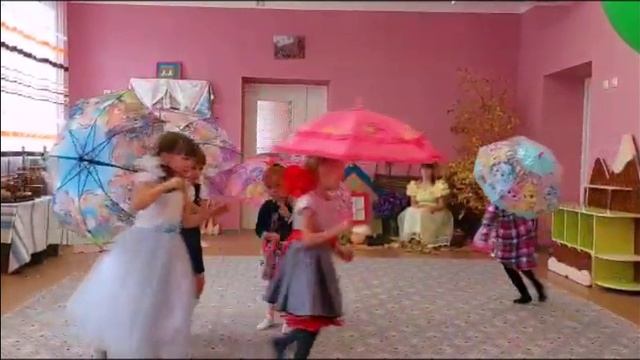 танец с зонтиками
