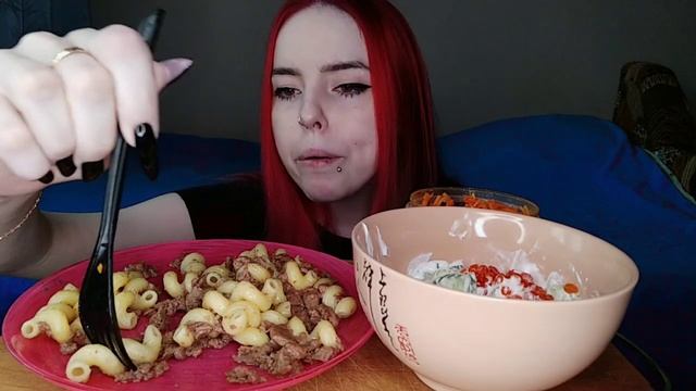 Макароны с тушенкой мукбанг/ответы на вопросы/mukbang смотреть онлайн