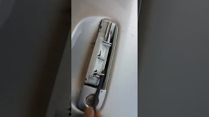 Как снять ручку двери ауди а6,  горбатый