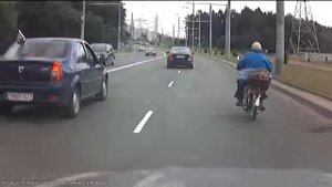 На мопеде в строительной каске