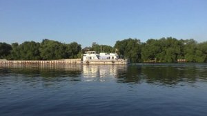 Круизный теплоход Сергей Образцов  и Сухогруз Ока-15 расходятся между Высельской и Фединской луками