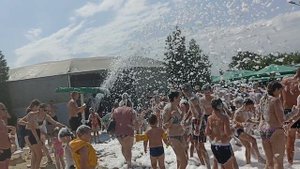 Пенная вечеринка на пляже.