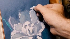 Масляная пастель-размазываем нанесенный пигмент получаем тень, усиливаем слой ,получаем свет.