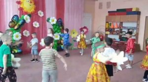 Танец  "Ромашка" на "День семьи" 8 июля 2023 г. группа √4 "Звёздочка"