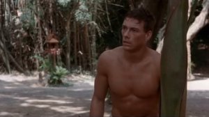 Курт Слоун (Жан-Клод Вандам) ломает дерево ногой.Кикбоксер 1989.