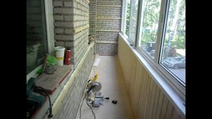 Обшивка балкона деревянной вагонкой. Полки и освещение на балконе.