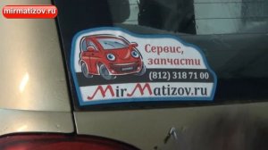 Как наклеить наклейку на стекло автомобиля?