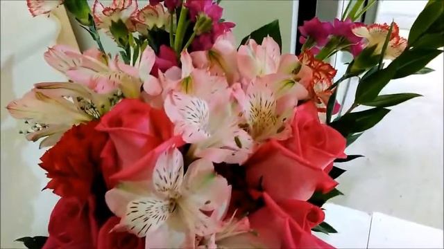 Lovely flowers pictures pink roses pink alstroemeria purple stock red carnations gypsophila смотреть онлайн