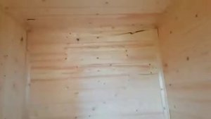 Бытовка дачная с крыльцом с двухскатной крышей и сборкой на участке