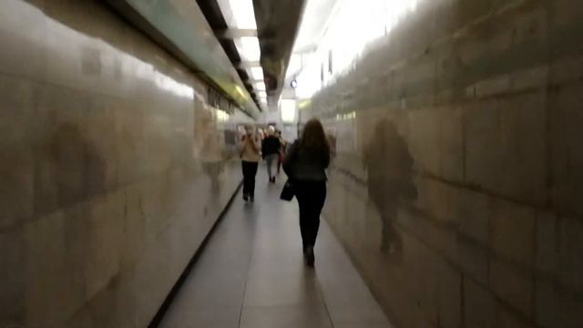 Видеоинструкция,как быстро перейти вПетербурге с метро"ГостиныйДвор"на "НевскийПроспект"без переход