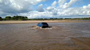 ИЖ 2126 4х4 полный привод. Идём в брод через реку.
