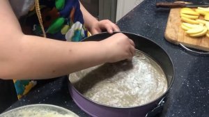 Самира готовит пирог Шарлотку