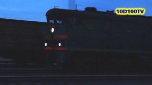 "Девчонки, куда же вы?" 2ТЭ10В-4185 проходит станцию Неприк