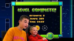 БОГДАН ВПЕРВЫЕ ИГРАЕТ В GEOMETRY DASH!