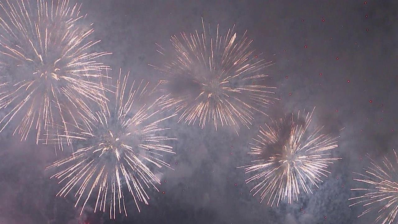 В Братеевском парке Москвы проходит грандиозный фестиваль фейерверков 