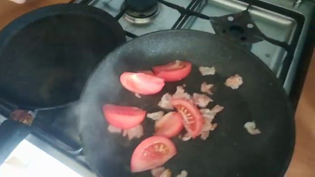 Как приготовить яичницу с сыром, колбасой, беконом и овощами смотреть онлайн