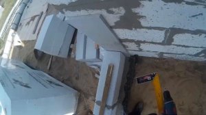 Армирование первого ряда газобетона пристройки гаража с тамбуром