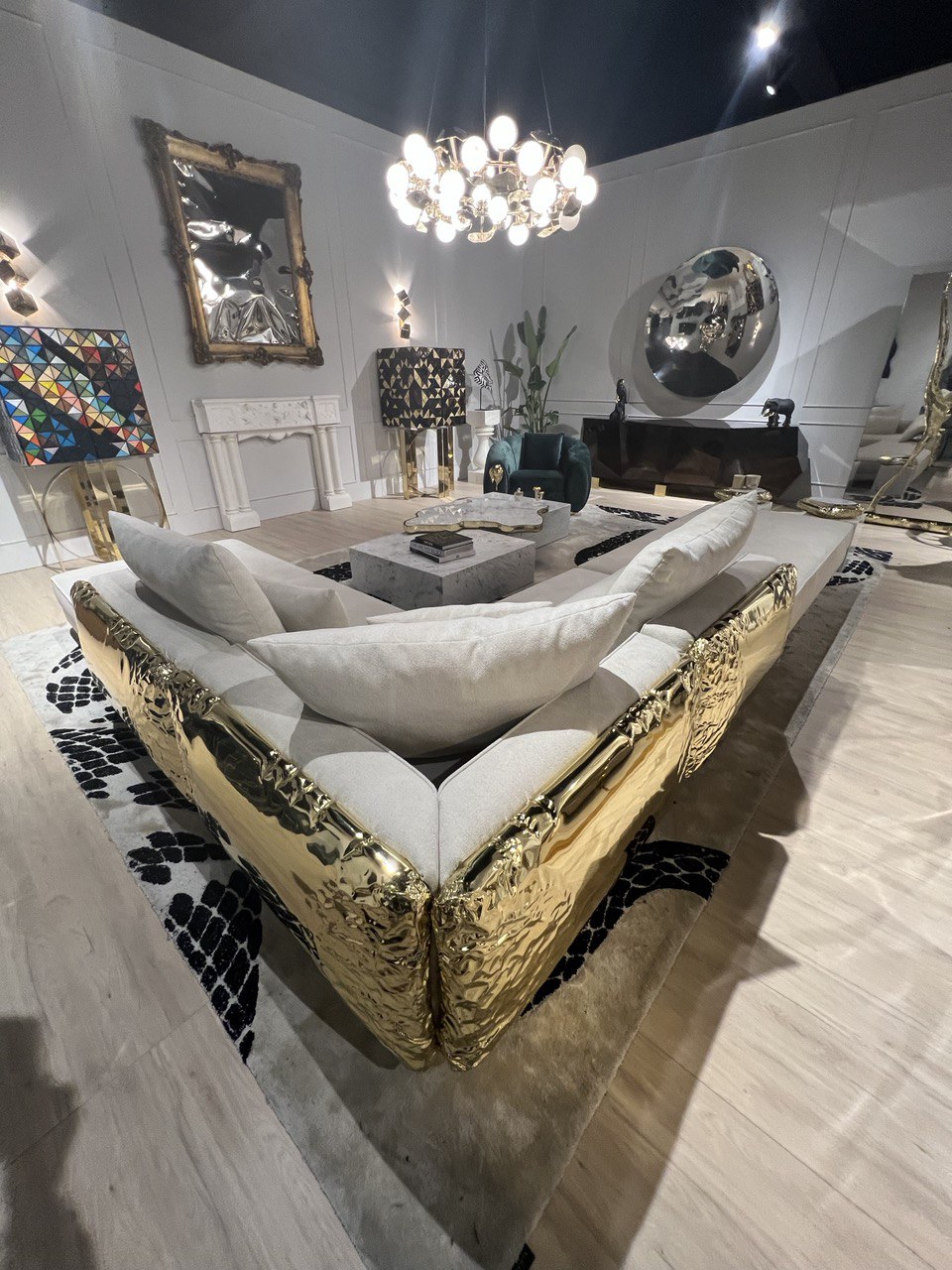Коллекция мягкой мебели и декора от группы Covet House на выставке Saloni del Mobile 2022 в Милане