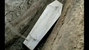 Он выбрался из этого гроба!! Его похоронили заживо!!!!!