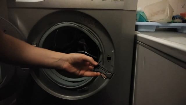 Стиральная машина не запускает стирку, ставится на паузу, люк не блокируется. Замена УБЛ смотреть онлайн