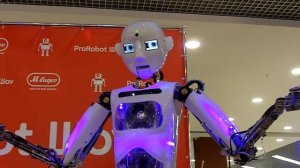 Робот Теспиан в магазине М.видео