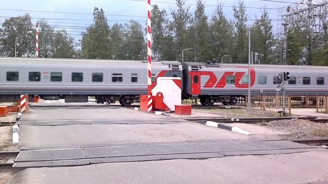 Пассажирский поезд проезжает платформу "Славянка"