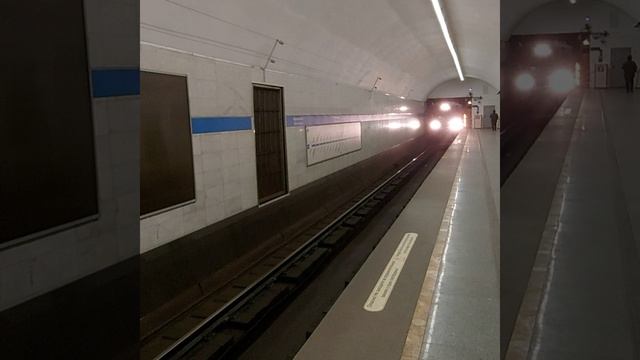 Прибытие метропоезда на станцию Фрунзенская, 2я линия метрополитена Санкт-Петербурга