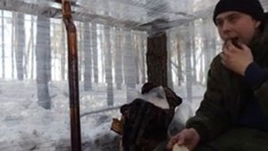 ПОСТРОИЛИ ДОМ ИЗ СТРЕЙЧ-ПЛЕНКИ!24 ЧАСА В ЛЕСУ!НОЧЬ В ЗИМНЕМ ЛЕСУ! ПЕЧКА КАБАНЧИК! ВЫЖИВАНИЕ 24 ЧАСА