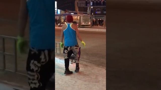 Новосибирский танцор. Танцы  на морозе. Танцующий мужик в Новосибирске. Танцуем у метро.   #shorts