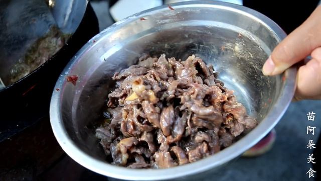 苗大姐做小朱的最爱“茭白炒牛肉”，肉质滑嫩超下饭，一顿多吃两碗饭！【苗阿朵美食】