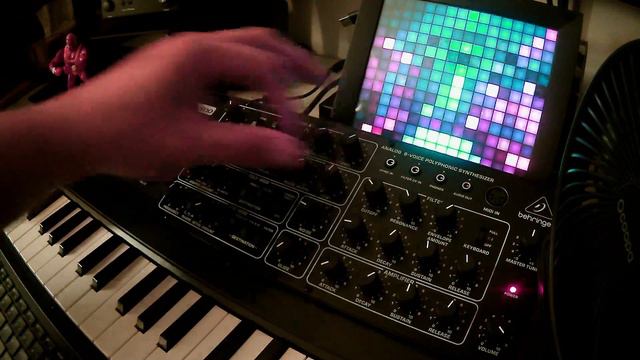 Behringer Pro-800 - STRANGER THINGS Vibes Sequence смотреть онлайн