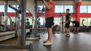 Подъем штанги на бицепс прямым хватом