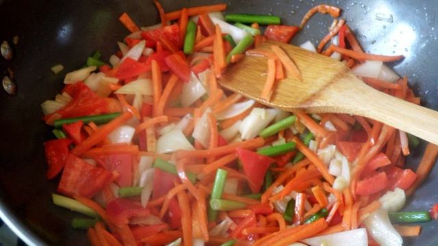 Острая курица стир-фрай с овощами