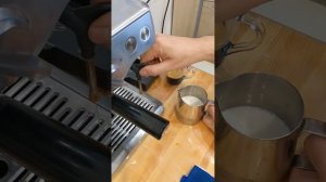Рожковая кофеварка Bork CM EMN 9922 BK (C800) демонстрация работоспособности