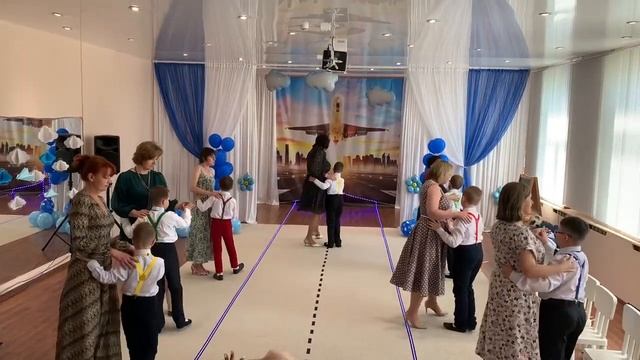 "Сиреневый вальс" Н.Май, танцуют выпускники МАДОУ Детский сад 40 ЦРР г.Руза со своими педагогами. смотреть онлайн