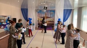 "Сиреневый вальс" Н.Май, танцуют выпускники  МАДОУ Детский сад 40 ЦРР г.Руза со своими педагогами.