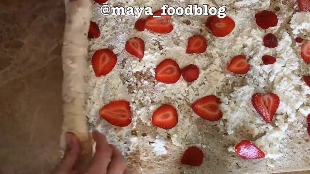 Рулет с творогом и клубникой из лаваша: рецепт от Foodman.club смотреть онлайн