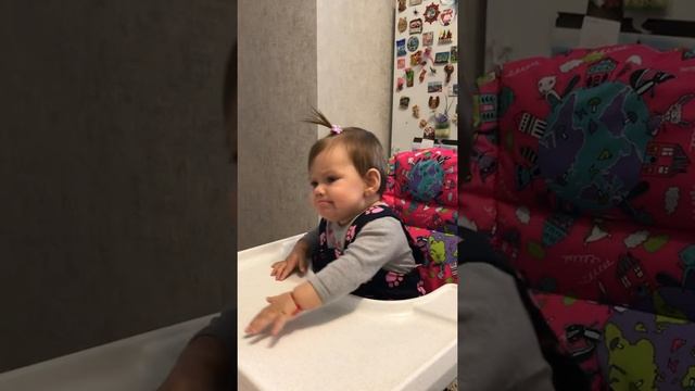 Девочка ругается с бабушкой. 6 месяцев #маленькаядевочка #детки смотреть онлайн